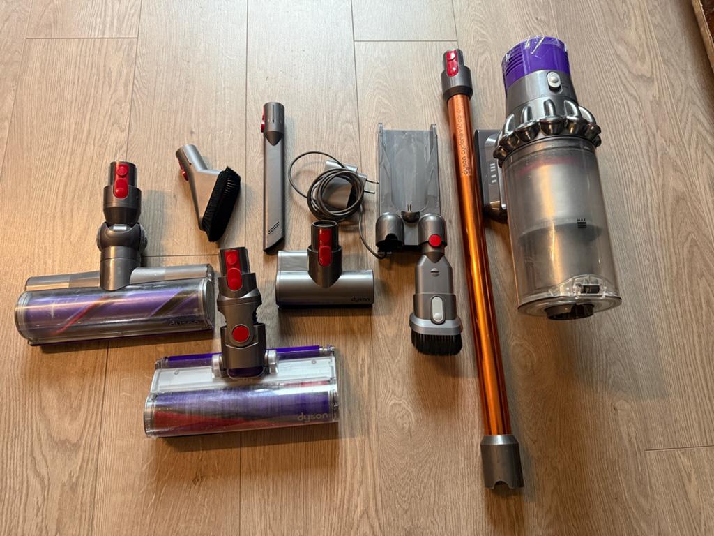 Dyson V10 : de nombreux accessoires, nouvelle batterie, Enlèvement ou Envoi, Réservoir, Aspirateur balai, Comme neuf