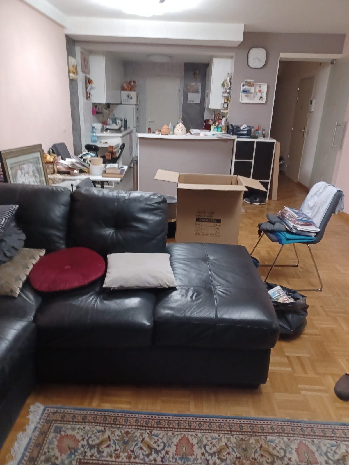 Belle chaise d'angle en cuir noir avec une table basse en ve, Enlèvement