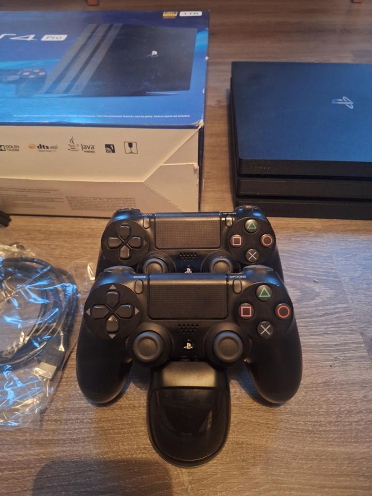 Ps4 pro 1TB met 2 controllers, Games en Spelcomputers, Spelcomputers | Sony PlayStation 4, Ophalen, Pro