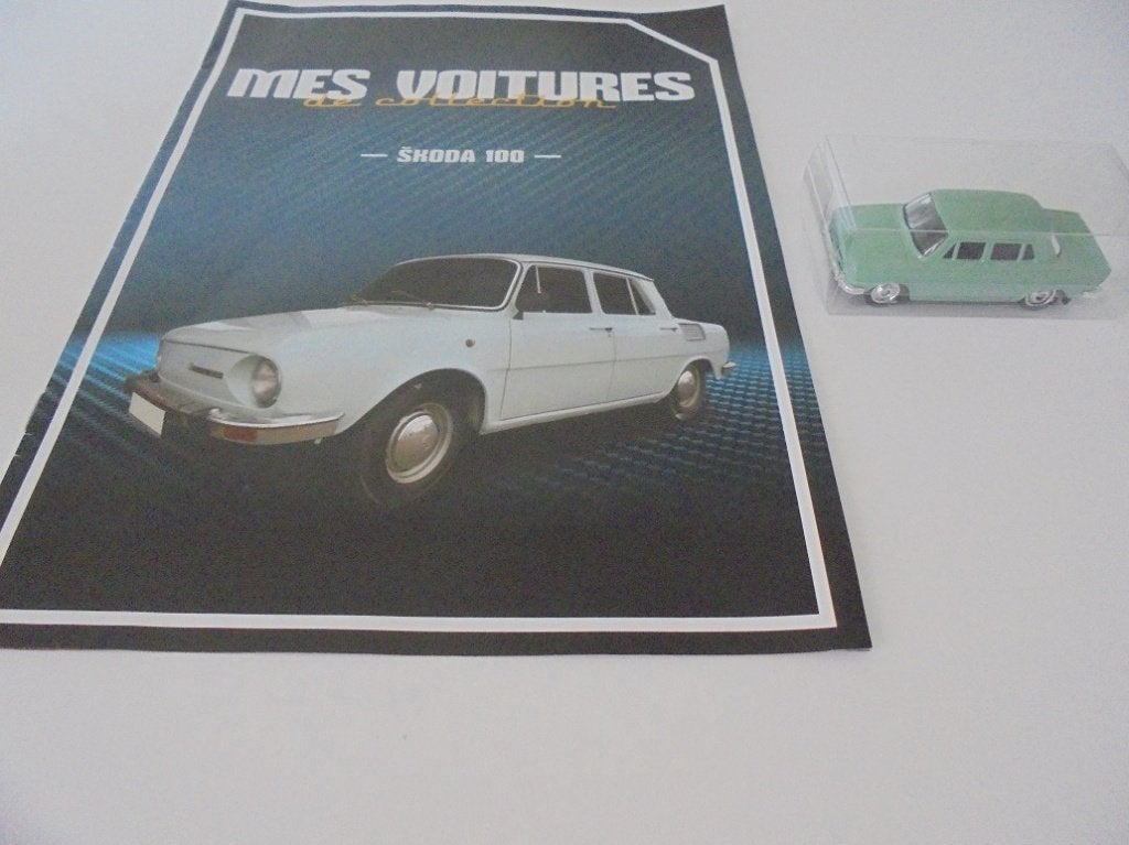 Skoda 100 avec livret en Français, Hobby & Loisirs créatifs, Enlèvement ou Envoi, Comme neuf, Voiture