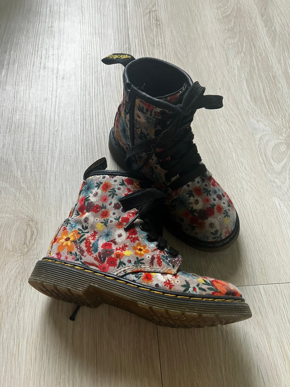 Dr. Martens bottines veterboots bloemen 28, Ophalen of Verzenden, Zo goed als nieuw