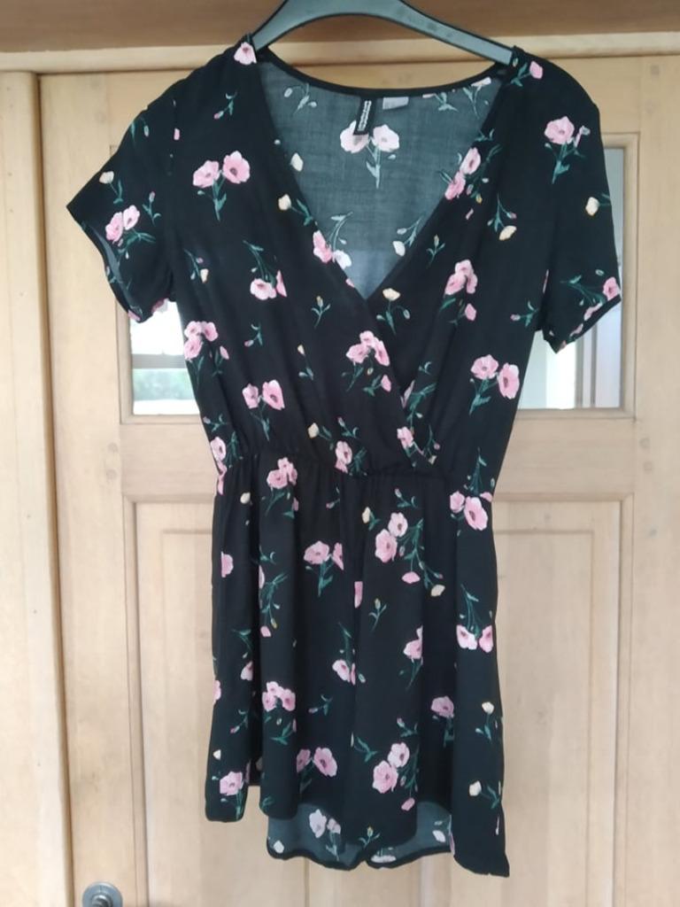 Knappe zwarte jumpsuit met bloemetjes Divided maat 34, Divided, Zwart, Ophalen of Verzenden, Zo goed als nieuw