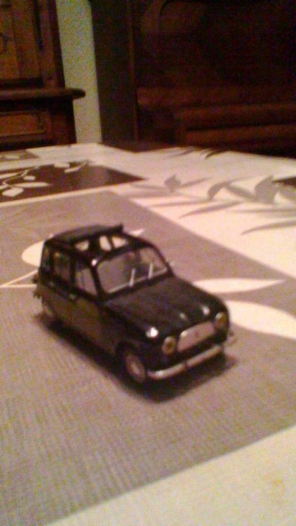 Voiture miniature Renault 4L parisienne, Enlèvement ou Envoi, Neuf
