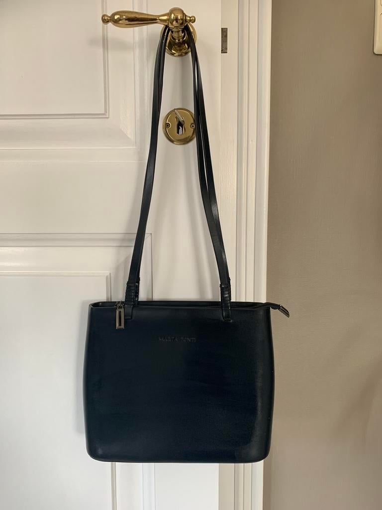 Schoudertas Marta Ponti donker blauw als nieuw, Bijoux, Sacs & Beauté, Sacs | Sacs Femme, Enlèvement ou Envoi
