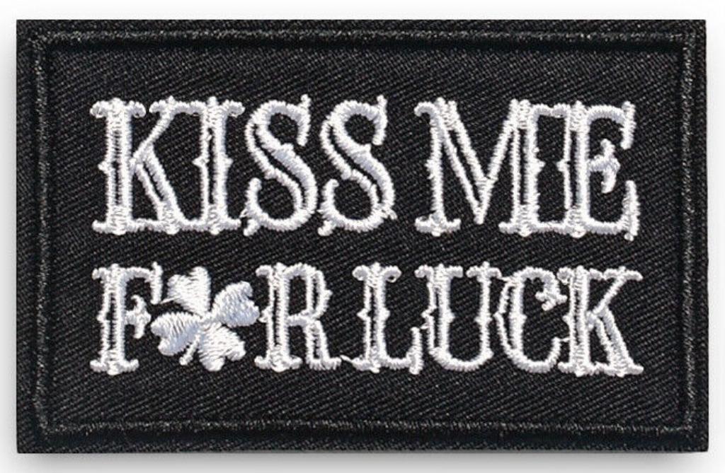 Patch biker - Kiss me for luck - 78 x 50 mm, Ophalen of Verzenden, Nieuw, Hotfix applicaties