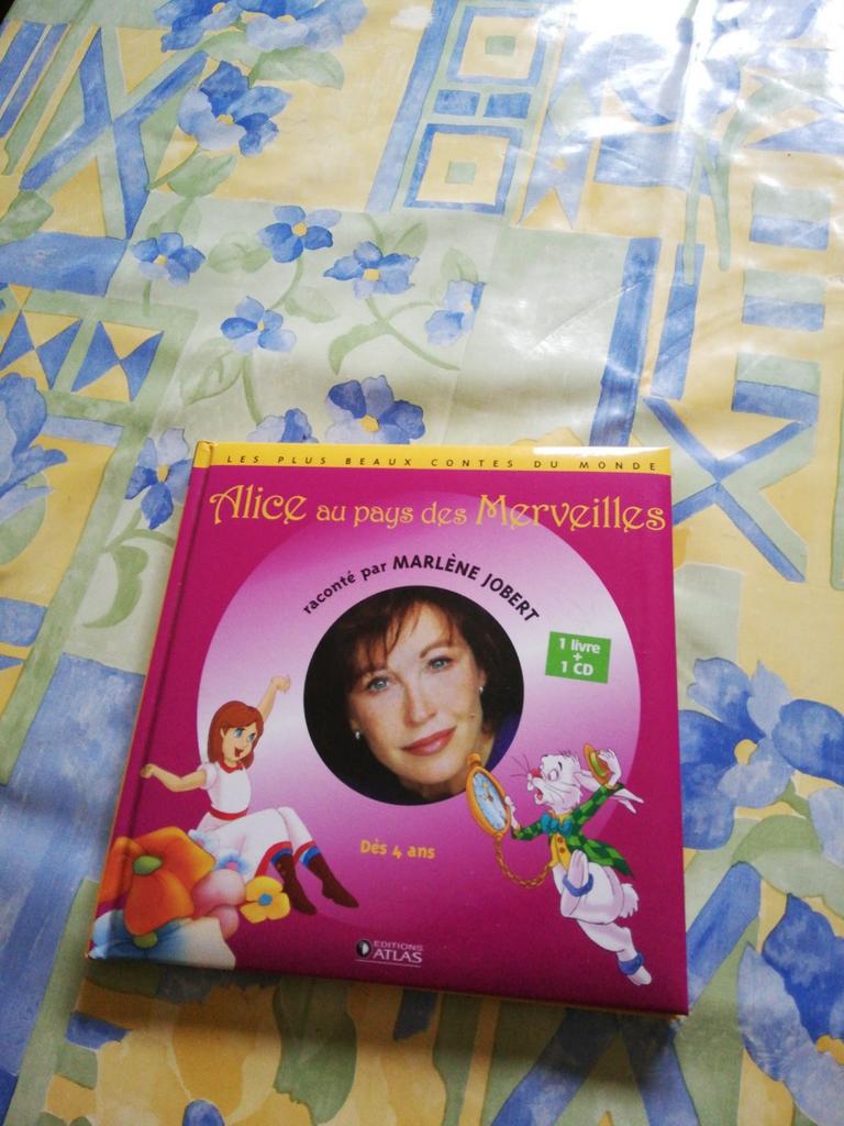 Livre +CD. Alice au pays des merveilles. Marlene Jobert., Livres, Enlèvement ou Envoi, Comme neuf