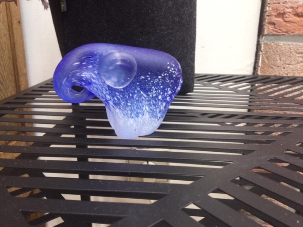 Petit éléphant en verre bleu moucheté, Collections, Enlèvement ou Envoi, Comme neuf, Autres, Statue ou Figurine