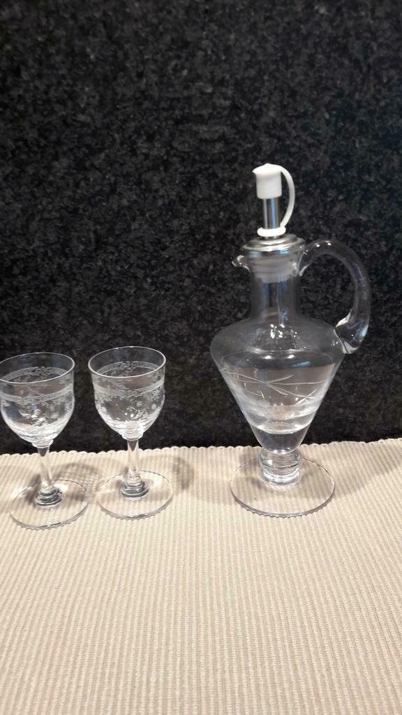 kristallen geslepen olieflesje+ 2 geslepen glaasjes, Ophalen of Verzenden