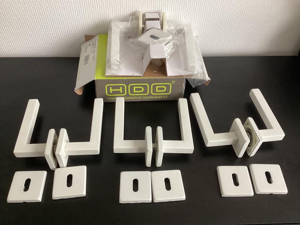 4 stuks mat witte aluminium deurklinken met sleutelrozet, Ophalen of Verzenden, Zo goed als nieuw