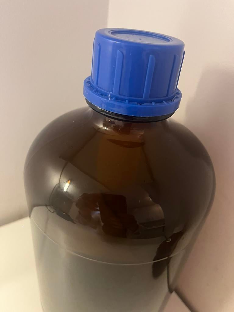 Bouteille /carafe 2L500 en verre brun avec bouchon à vis, Enlèvement ou Envoi, Comme neuf