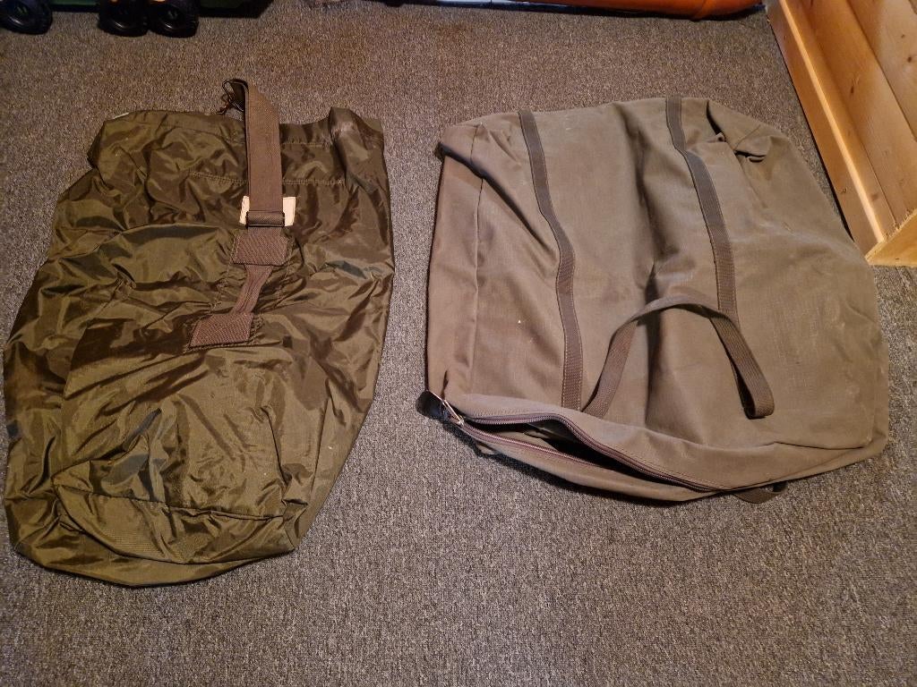 2 leger draagtassen (militair materiaal), Ophalen
