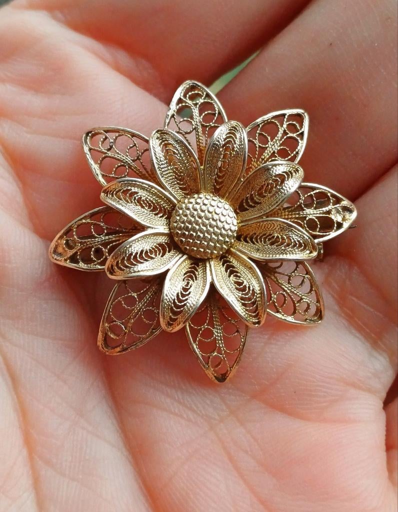 Broche en filigrane, fleur en métal doré, Bijoux, Sacs & Beauté, Broches, Enlèvement ou Envoi, Comme neuf, Argent, Argent