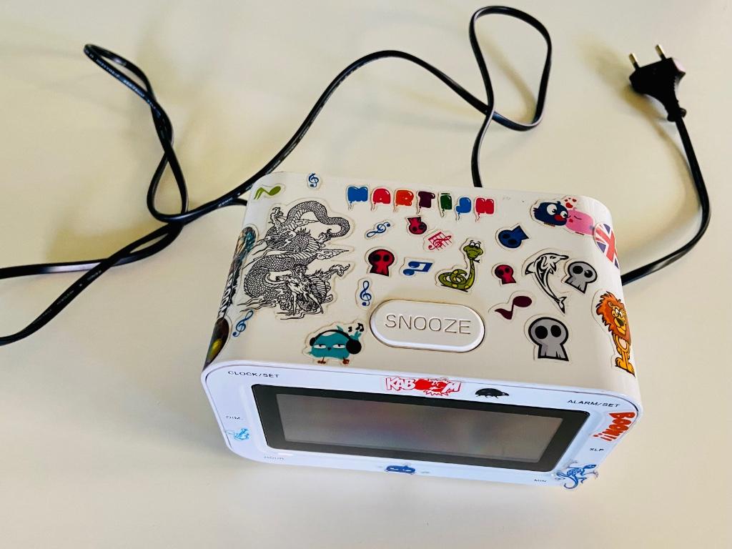 Kids wekkerradio met 3 alarmfuncties in zeer goede staat, Ophalen, Jongetje of Meisje, Wit, Overige typen