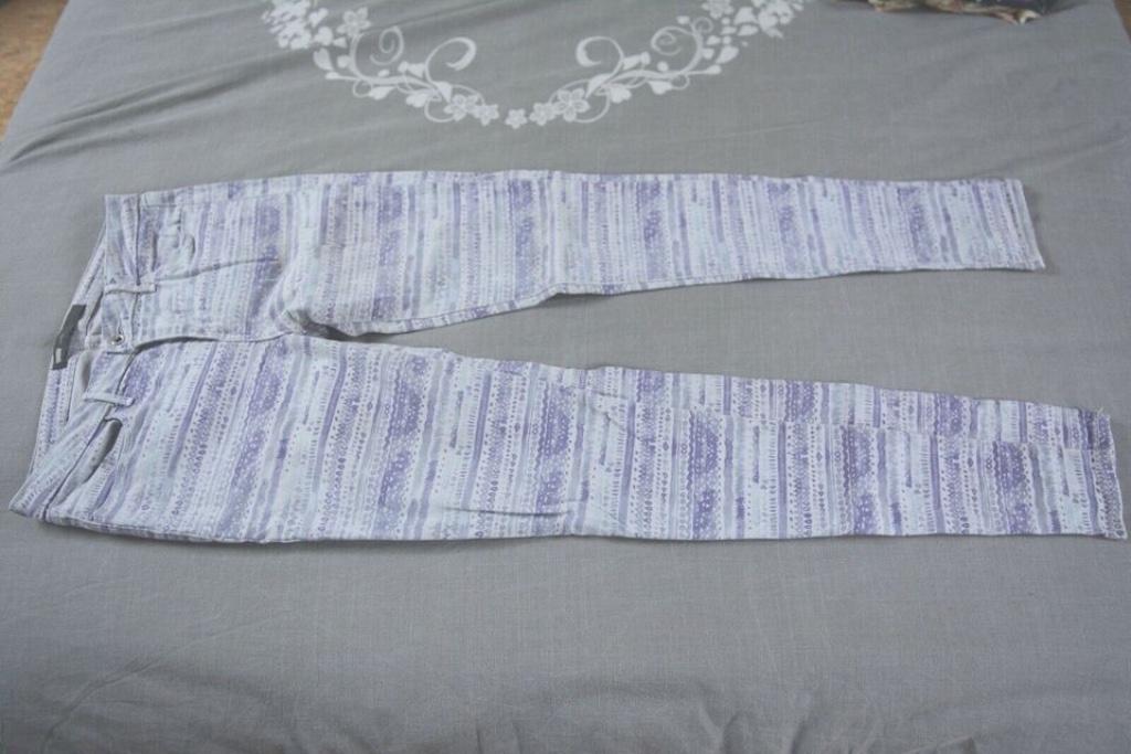 Levi's jeans blauw wit W28 L31 legging met blauw patroon ZGS, W28 - W29 (confectie 36), Gedragen, Levi's, Verzenden