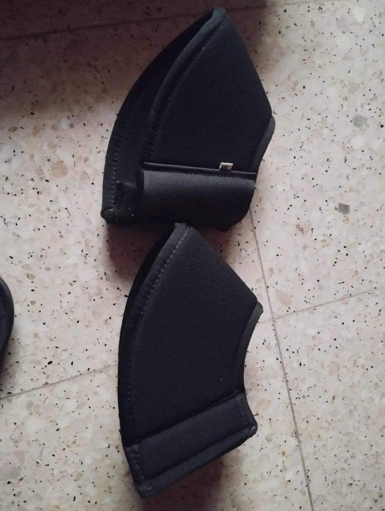 Cloches Taille M néoprène pour poney ou pur sang Neuf, Animaux & Accessoires, Neuf, Équitation, Vampira1804@hotmail.com, Enlèvement ou Envoi