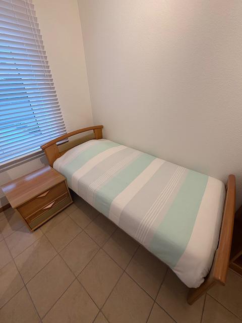 Bed 1 persoon + bureau + nachtkastje, Ophalen, Gebruikt