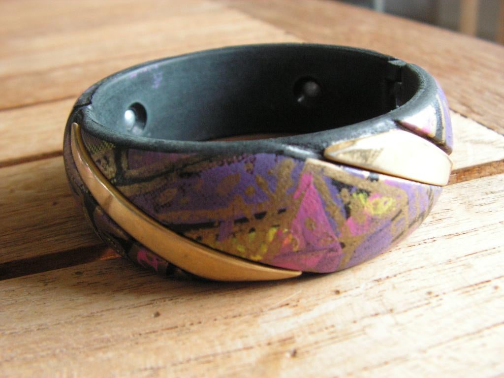Joli bracelet. Hauteur 2 cm, diamètre 7 cm., Bijoux, Sacs & Beauté, Bracelets, Enlèvement ou Envoi, Comme neuf, Synthétique ou Plastique