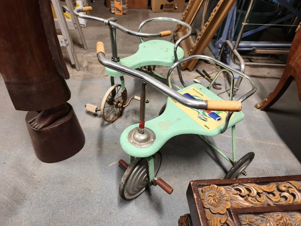 2 oude driewielers, Ophalen