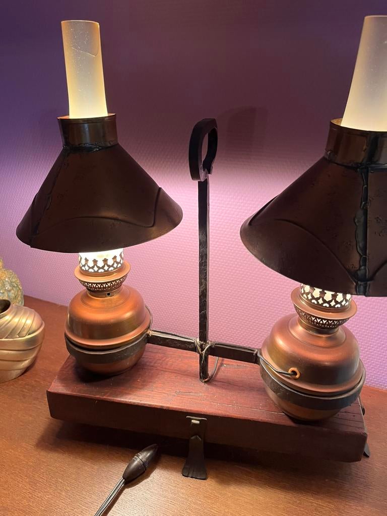 Belles lampes anciennes sur bloc de bois, Enlèvement