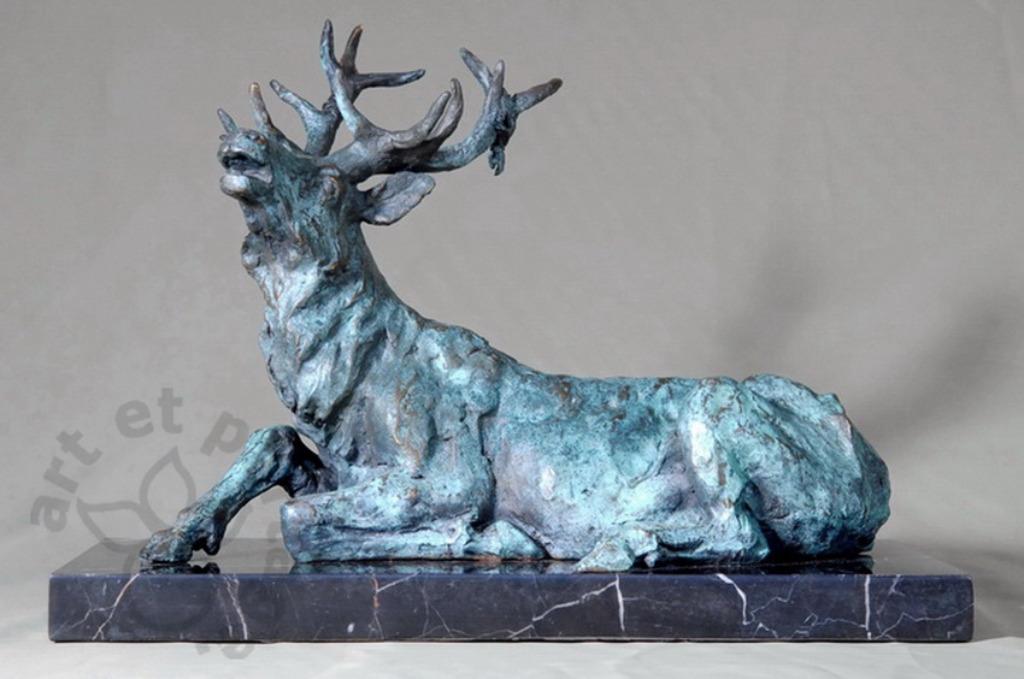 Art animalier. Grand cerf en bronze sig.Milo. Patine verte., Enlèvement ou Envoi