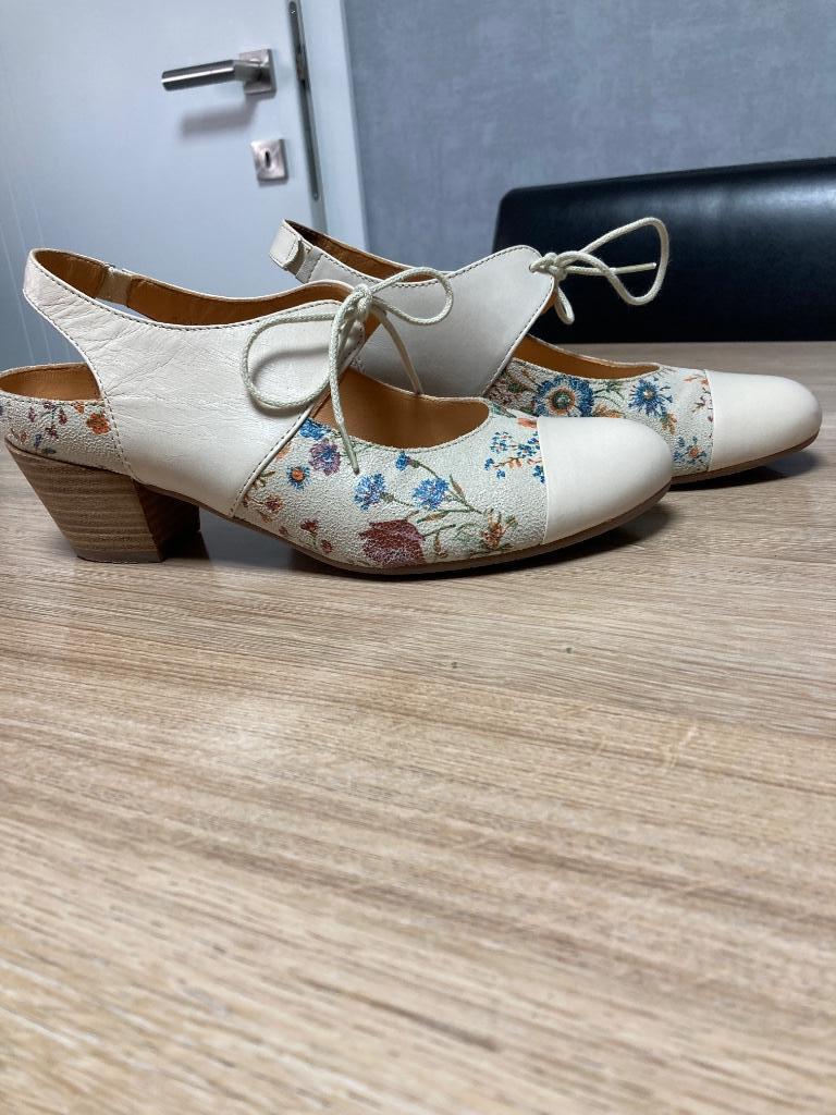 Damesschoenen, Schoenen met lage hakken, Beige, Ophalen of Verzenden, Zo goed als nieuw