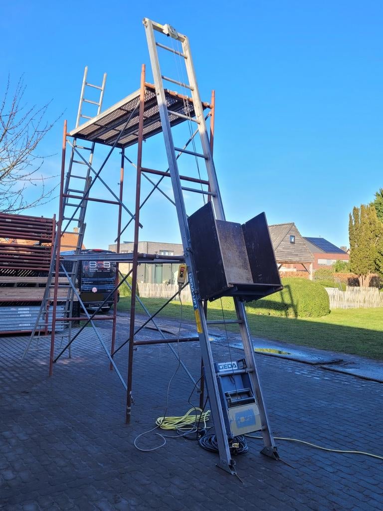 Bouwlift / ladderlift / verhuislift / pannenlift te huur, Ophalen