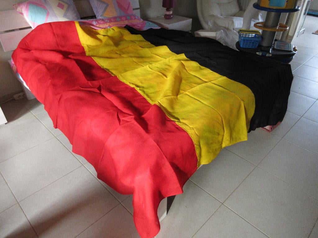 Grote antieke Belgische Vlag in linnen 210 x 225 cm vintage, Diversen, Vlaggen en Wimpels, Ophalen