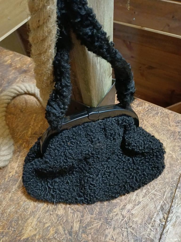 BOUCLÉ ZWARTE HANDTAS EN MUTS, Antiek en Kunst, Ophalen of Verzenden