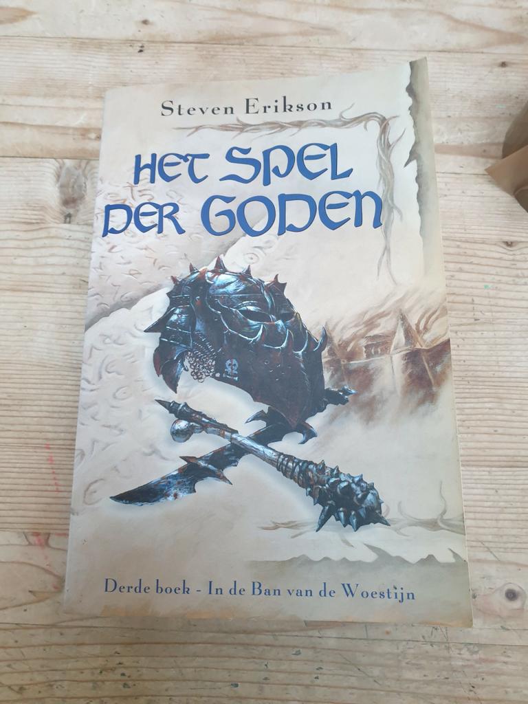 Steven Erikson - In de ban van de woestijn DEEL 3 SPEL DER, Livres, Fantastique, Comme neuf, Enlèvement ou Envoi