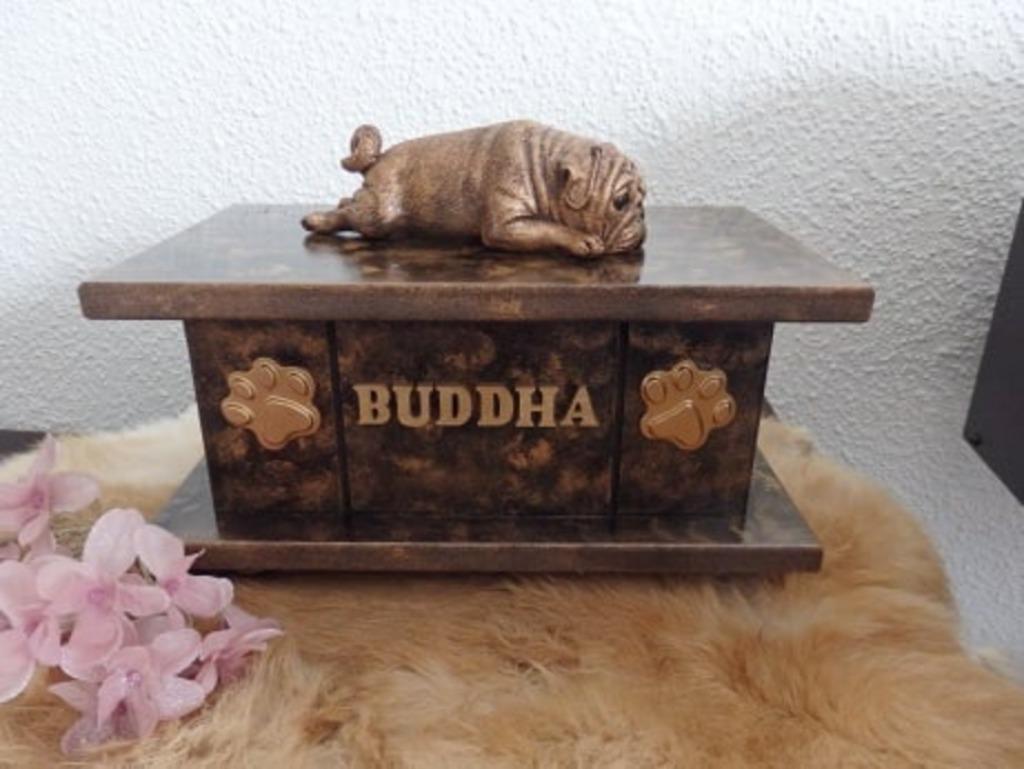 Mopshond beeldje op houten urn als set handgemaakt, Verzenden, Nieuw