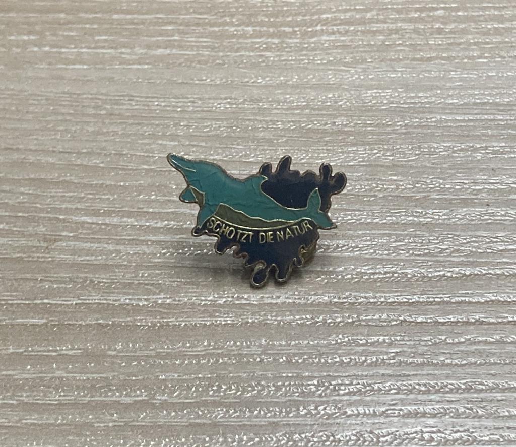 PIN - SCHOTZT DIE NATUR - DOLFIJN - DAUPHIN, Verzenden, Gebruikt, Dier of Natuur, Speldje of Pin