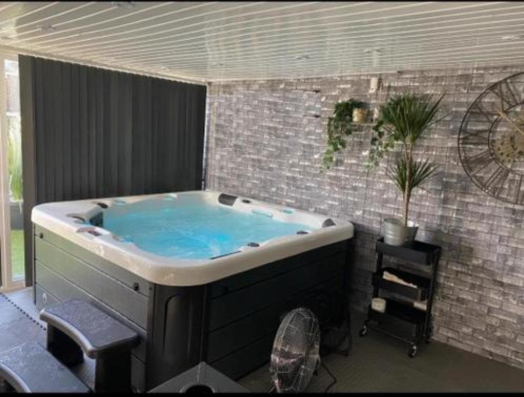 Nog 2 op voorraad 4persoons jacuzzi Full option led+isolatie, Ophalen of Verzenden, Nieuw