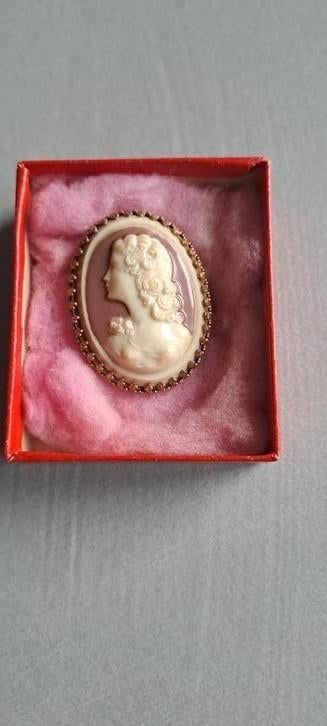 Vintage broches, Ophalen