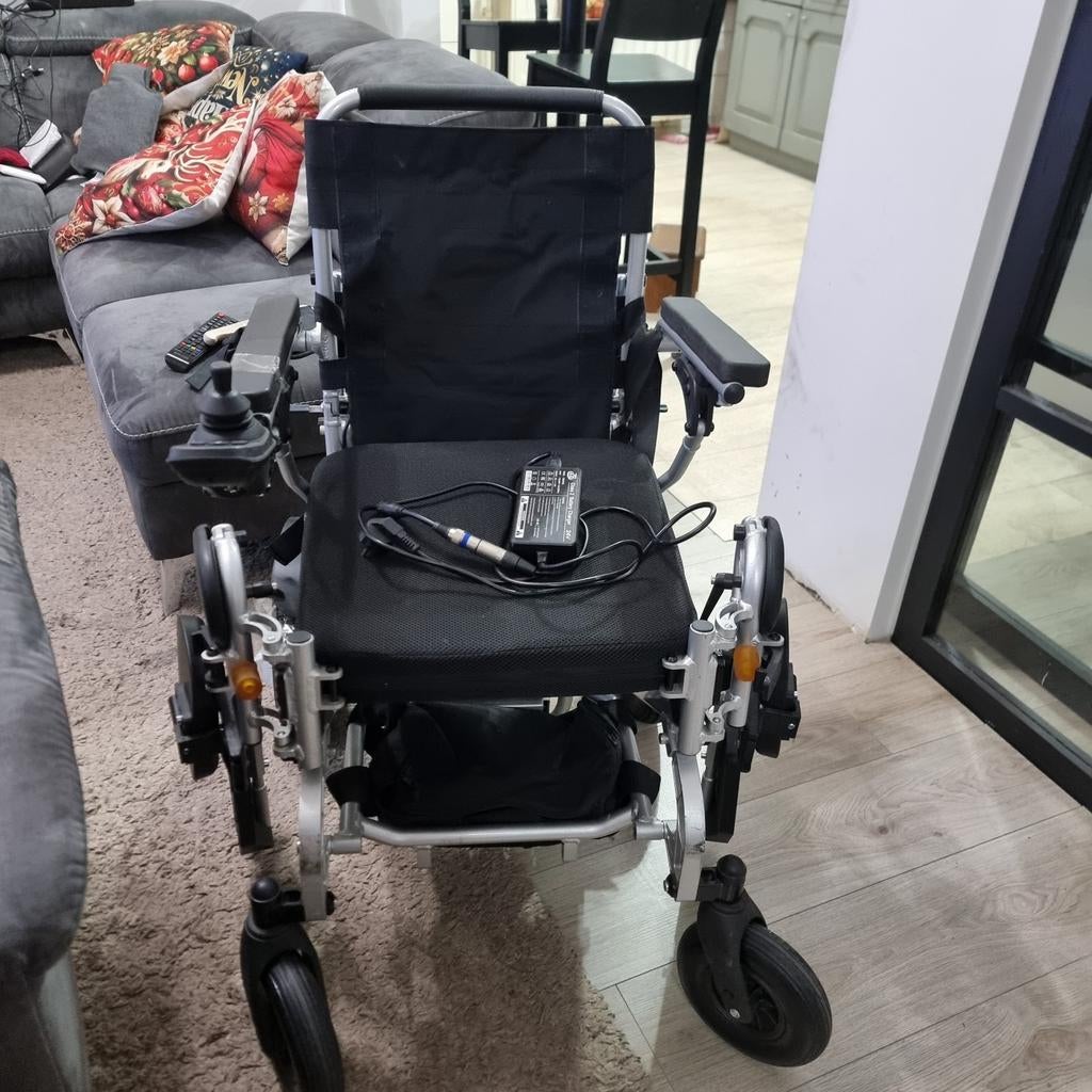 Chaise roulante électrique pliable