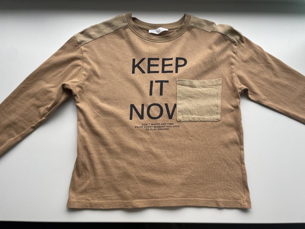 Camel longsleeve met tekst en borstzakje maat 128, Kinderen en Baby's, Kinderkleding | Maat 128, Ophalen of Verzenden, Zo goed als nieuw
