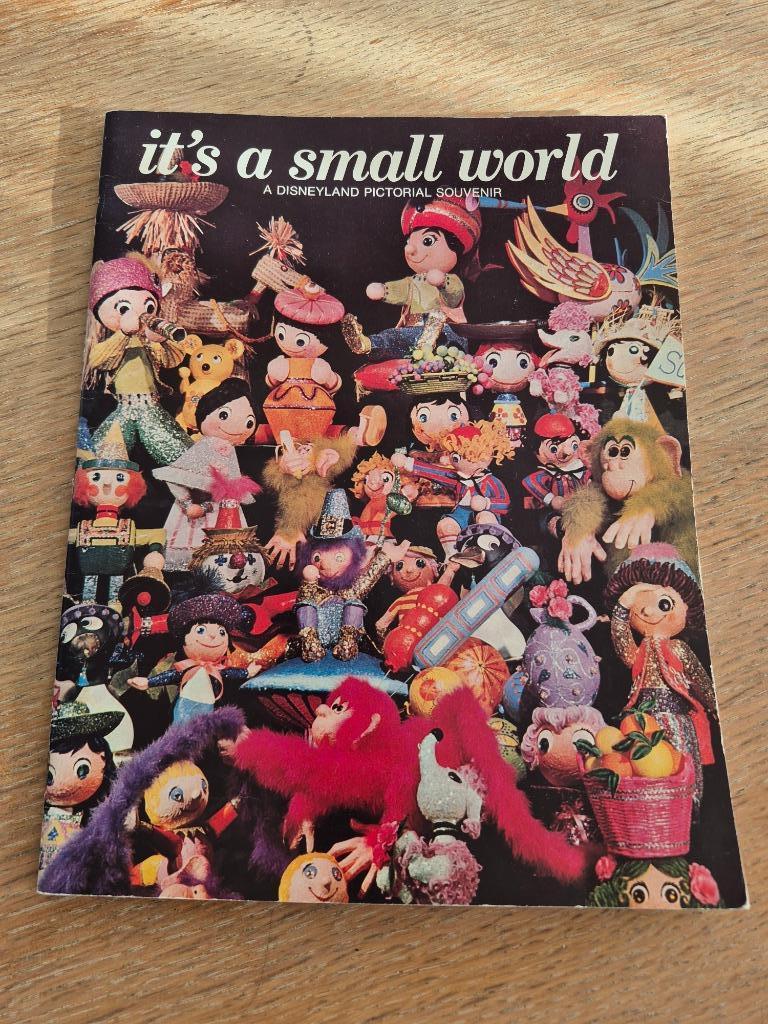 Boek (vintage) It's a small world - Disneyland  (1974), Enlèvement ou Envoi, Autres personnages, Comme neuf, Autres types