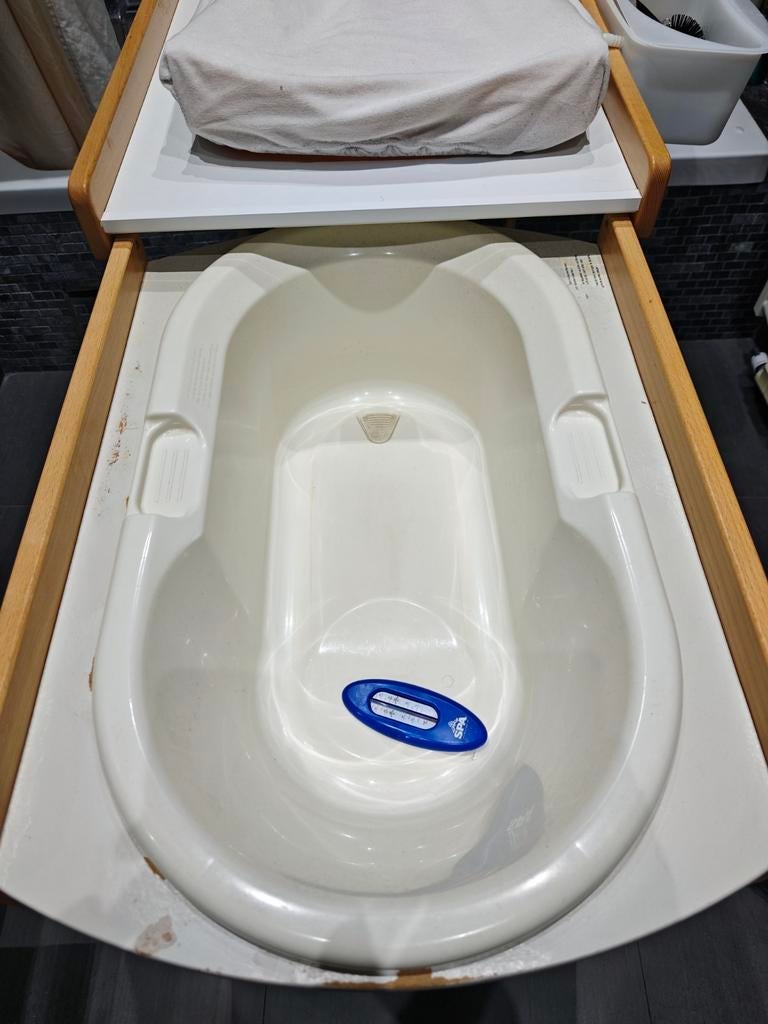 Table à langer avec baignoire bebe en bon état., Avec baignoire
