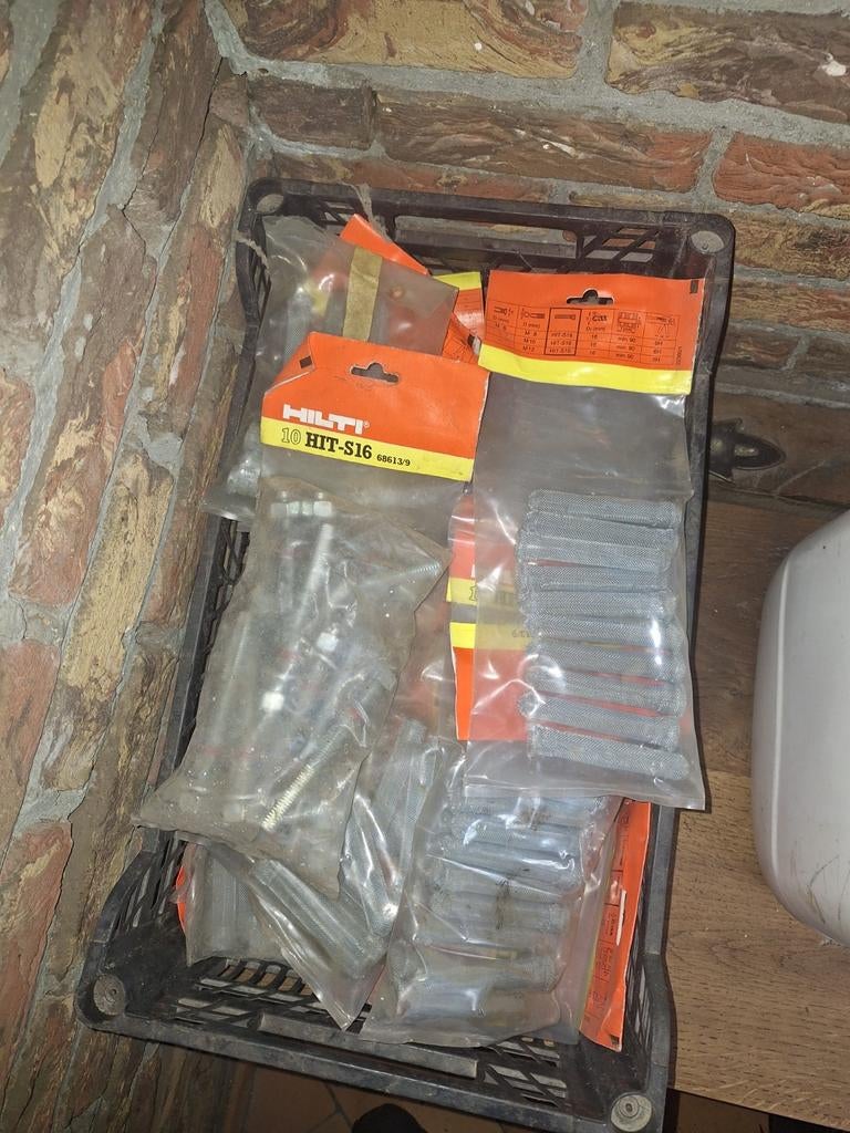 Hilti studs + haringen, Doe-het-zelf en Bouw, Ophalen, Zo goed als nieuw, Pluggen
