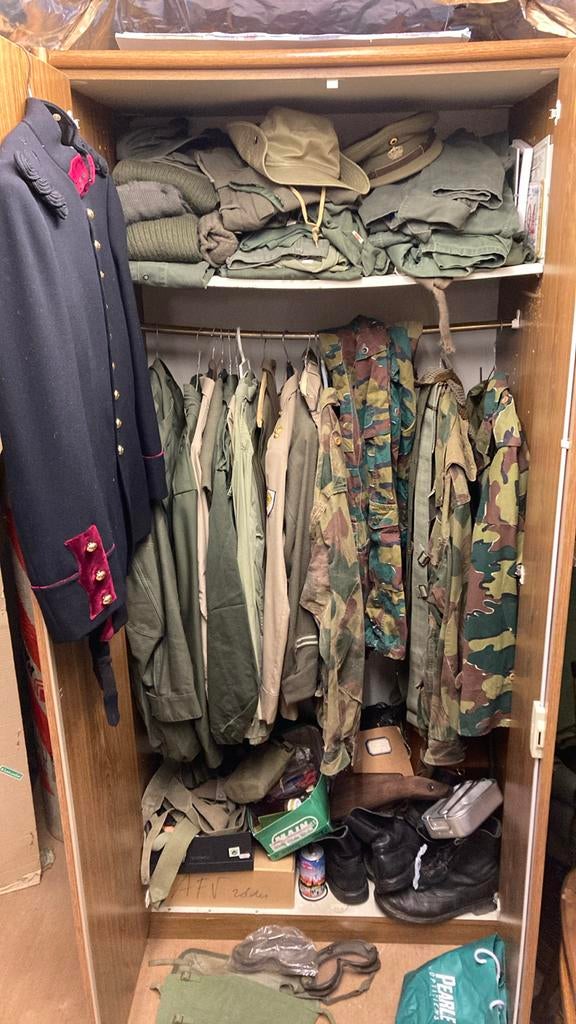 1 lot belgische legerkledij jaren 50 tot 90, Verzamelen, Militaria | Algemeen, Ophalen, Landmacht, Kleding of Schoenen