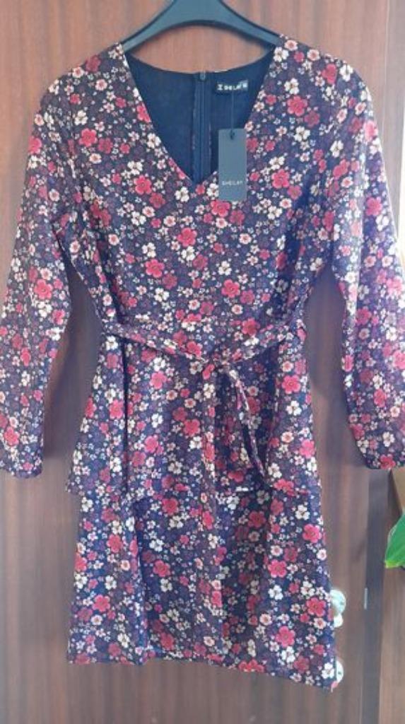 Nouvelle robe fleurie Taille M, Vêtements | Femmes, Robes, Neuf, Taille 38/40 (M), Enlèvement ou Envoi, Autres couleurs