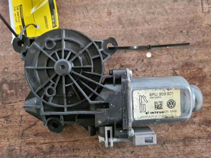Moteur de vitre portière d'un Volkswagen UP, Enlèvement ou Envoi, 3 mois de garantie, Utilisé, Volkswagen
