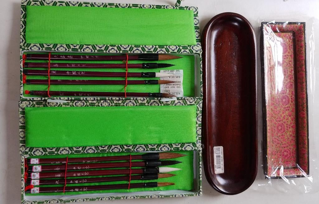 2 boîtes de pinceaux de calligraphie chinoise + 2 supports, Enlèvement ou Envoi, Comme neuf, Autres types