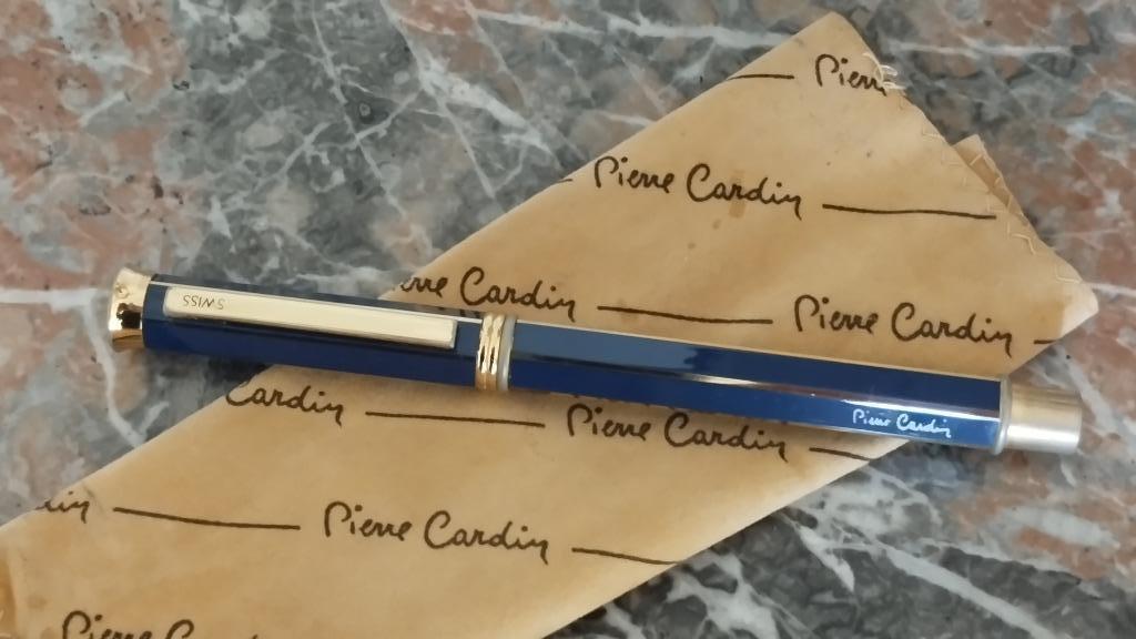 PIERRE CARDIN (SWISS) Blauwe en gouden vulpen, Verzamelen, Overige merken, Gebruikt, Verzenden, Met reclame