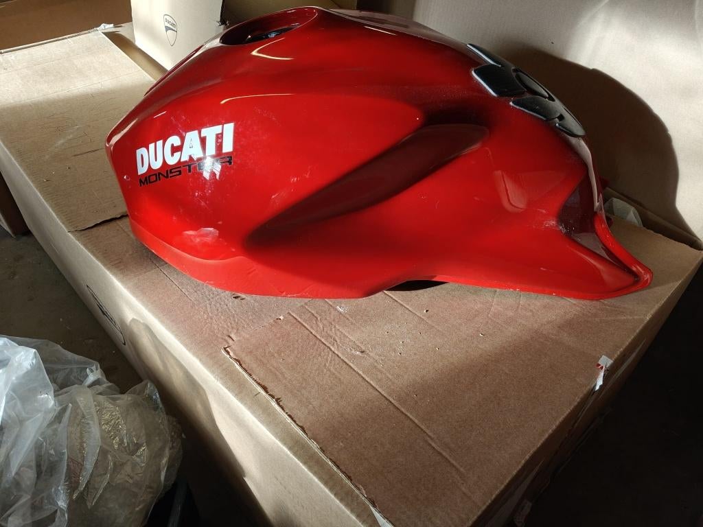 RÉSERVOIR D'ESSENCE DUCATI MONSTER 821 DE 2019, Motos, DUCATI, Enlèvement ou Envoi, Utilisé, Jackierogier@outlook.be