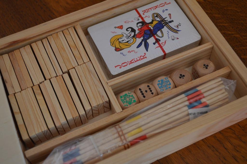 Houten kistje met pokerdobbelstenen kaarten domino en mikado, Een of twee spelers, Ophalen of Verzenden, Nieuw, De lijn