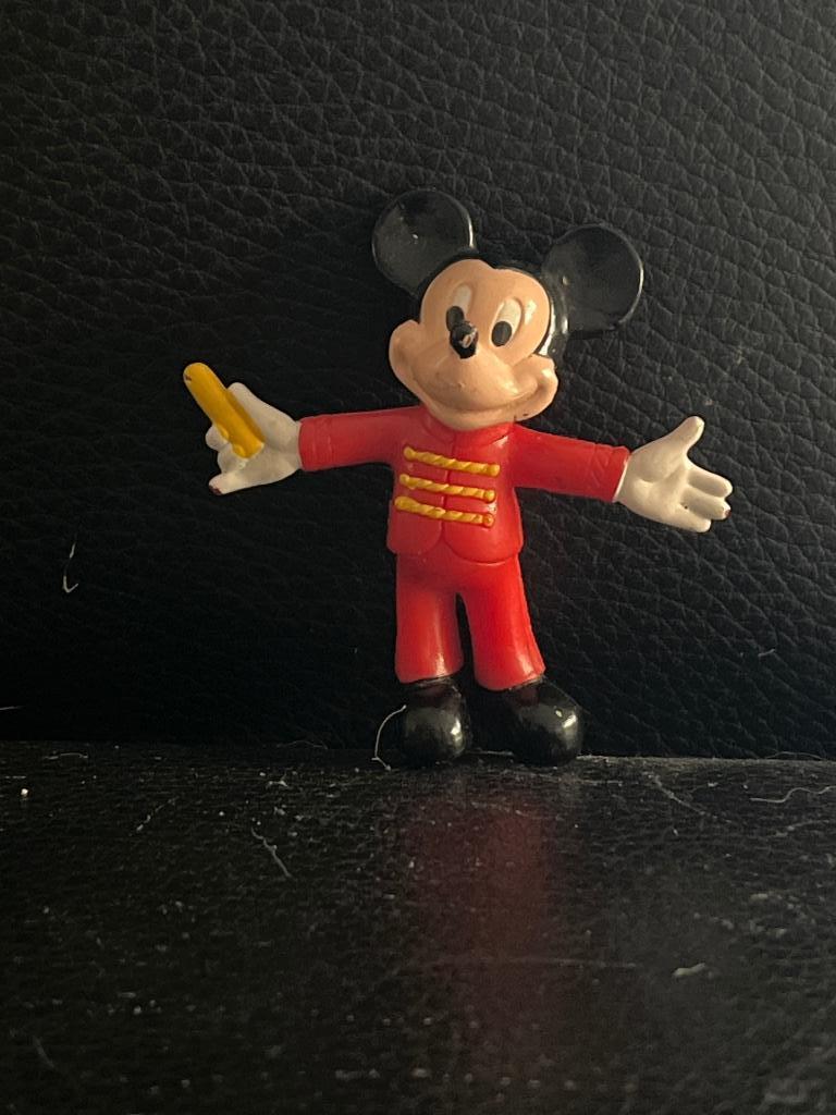 Figurine de Mickey Mouse en costume d'ourson rouge, Collections, Enlèvement ou Envoi, Mickey Mouse, Comme neuf, Statue ou Figurine