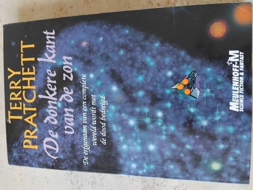 Boek Terry Pratchett - De donkere kant van de zon, Enlèvement ou Envoi, Comme neuf