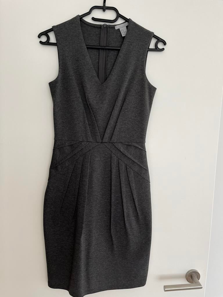 Grijs aansluitend kleedje H&M maat XS, Kleding | Dames, H&M, Ophalen of Verzenden, Maat 34 (XS) of kleiner, Grijs