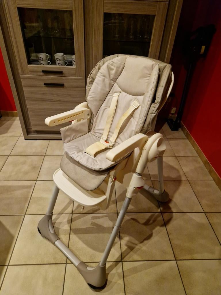 Chicco chaise haute bébé polly 2 en 1, Enfants & Bébés, Chaises pour enfants, Enlèvement, Utilisé