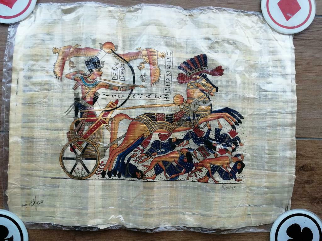 Papyrus égyptien signé (Ramsès II dans son char), Moins de 50 cm, Enlèvement ou Envoi, Comme neuf, Dessin
